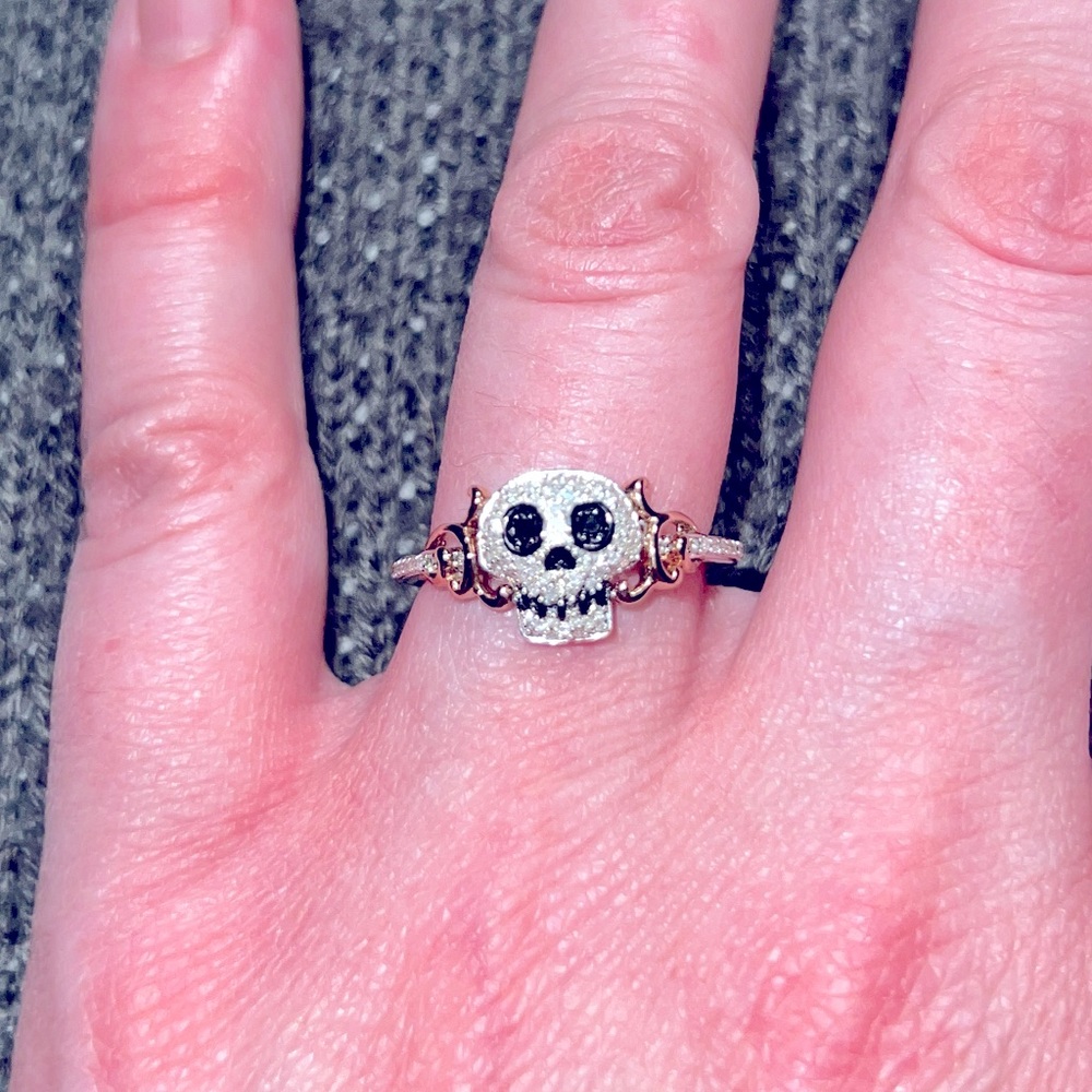 Disney Treasures Coco Black & White
Diamond Sugar Skull Ring